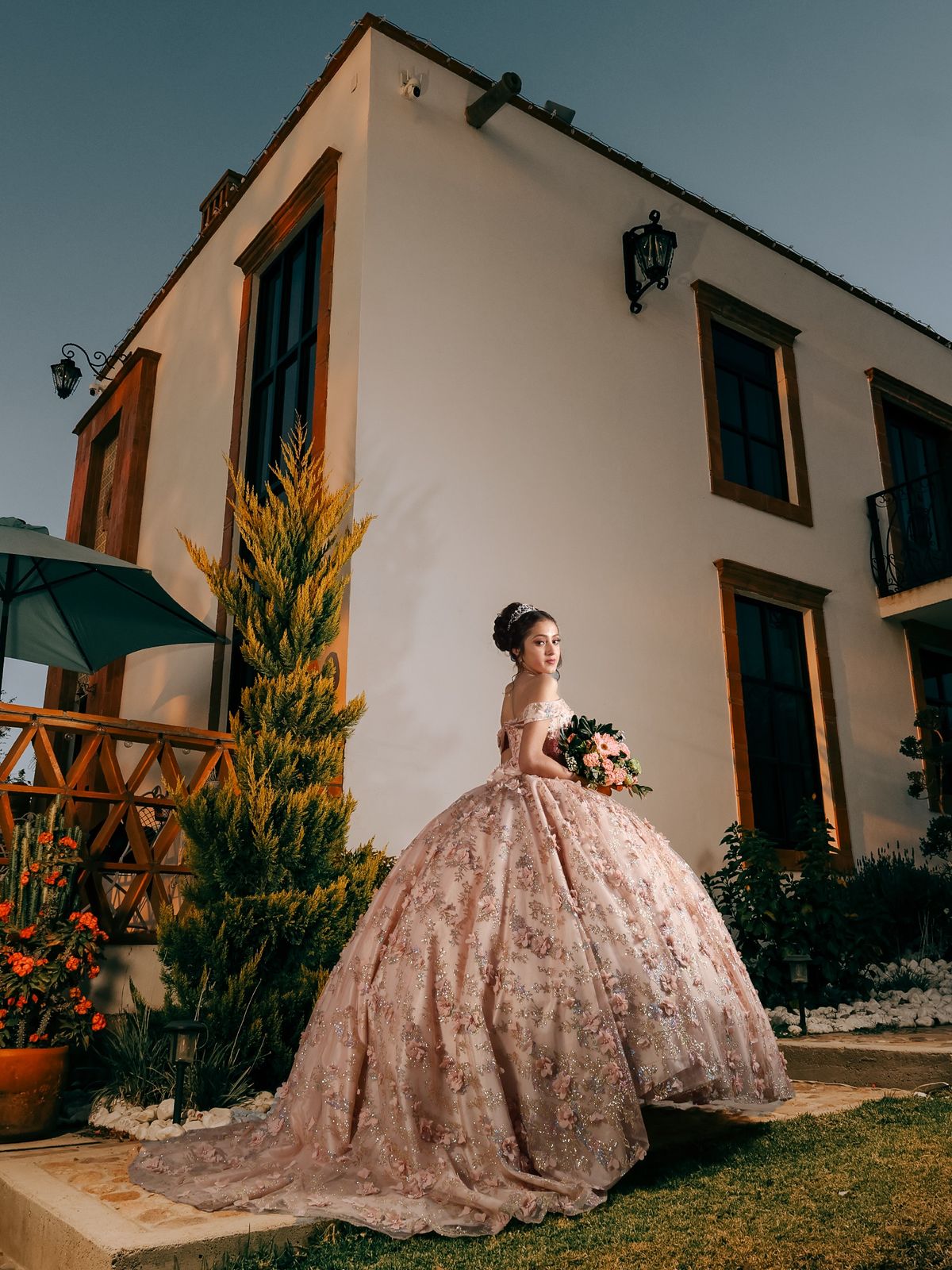 Sesión de quince años en jardín